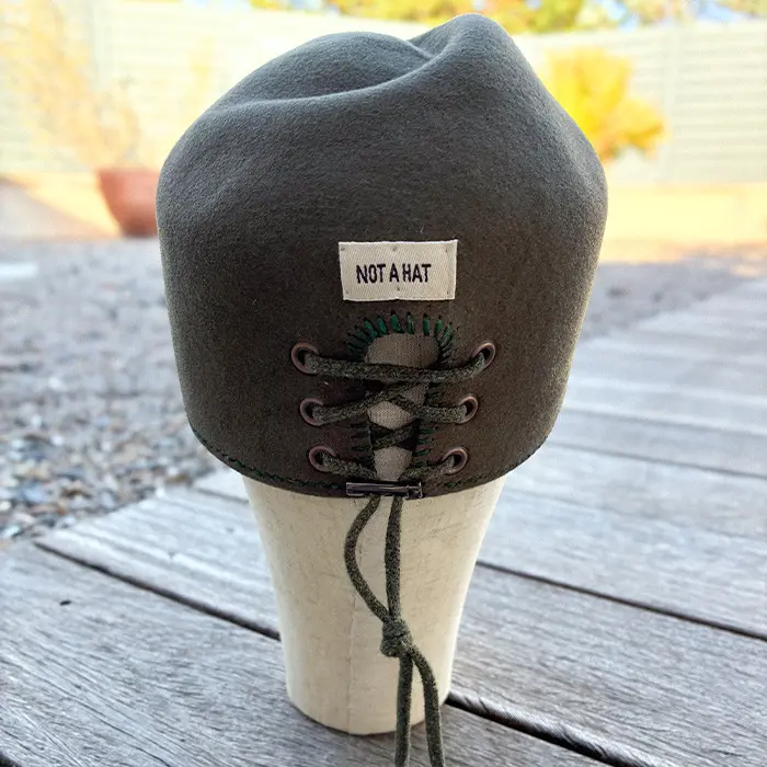 Chapeau Kenmore Avenue vu de derrière - Fabrication artisanale française par Mel Not a Hat